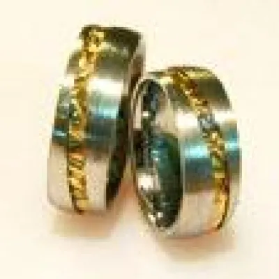 Bild: Exklusiver Schmuck, Trauringe, nach traditioneller Goldschmiedekunst, in Verbindung modernster Techniken