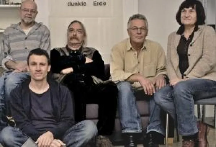 Berlin: Annäherungen - Eine Kunstausstellung auf dem Alten Zwölf-Apostel-Kirchhof Bild: Berlin: Annäherungen - Eine Kunstausstellung auf dem Alten Zwölf-Apostel-Kirchhof