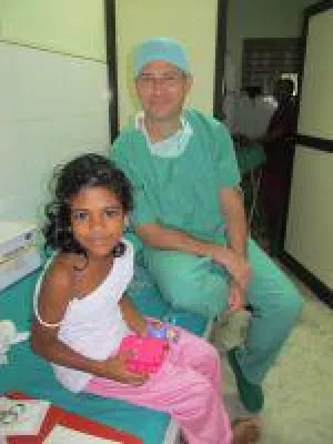 Bild: Selbstloser Einsatz in Indien - Bitterfelder Ärzte schenken indischen Patienten ein Lächeln