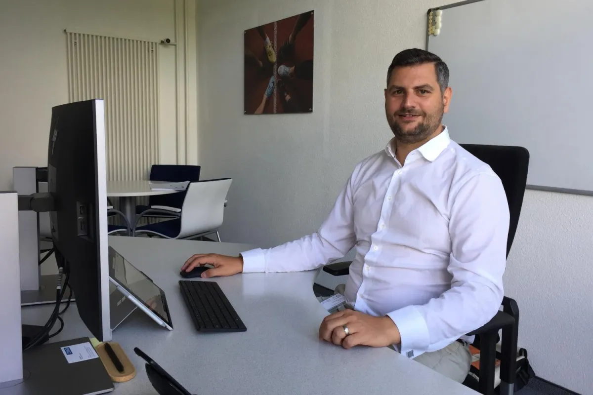 Einkaufsleiter Daniel Mendez arbeitet mit ausschreiben24.com