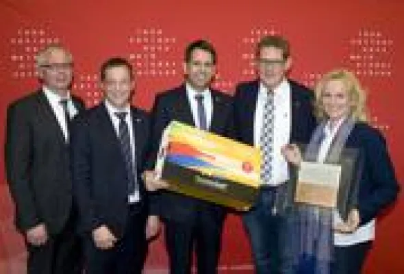 Auszeichnung von Wirtschaftsminister Lies entgegengenommen Bild: Auszeichnung von Wirtschaftsminister Lies entgegengenommen