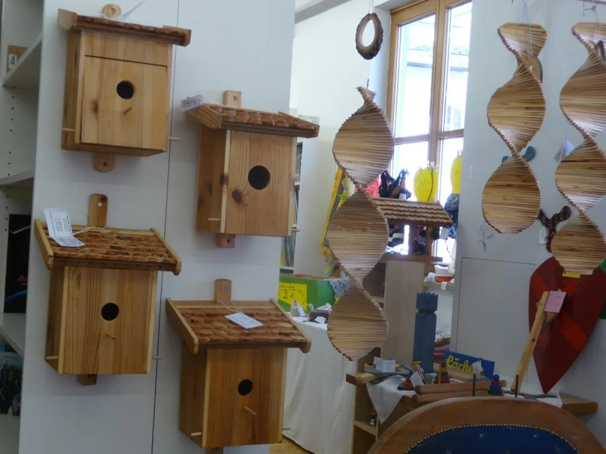 Diese handgefertigten Vogelhäuschen können in der Tagesstätte beim Adventsmarkt gekauft werden.