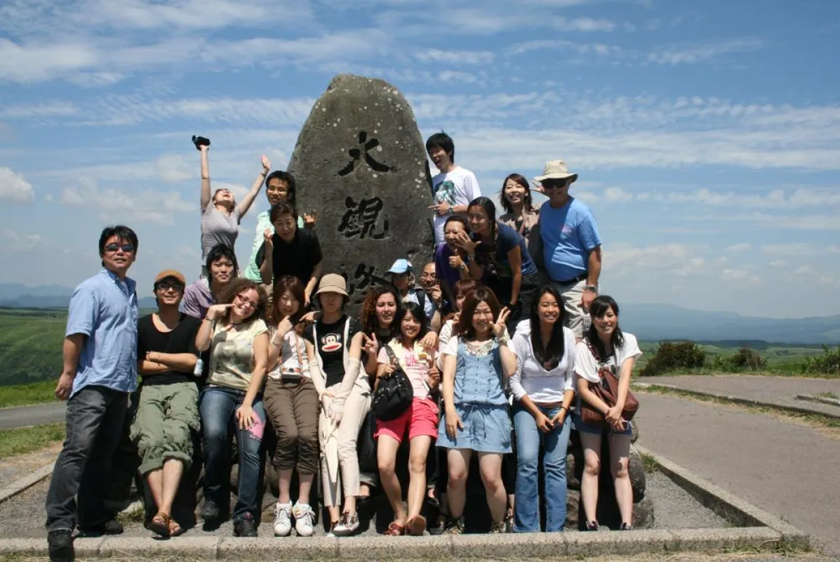 World Campus Teilnehmer auf der Spitze vom Mont Aso