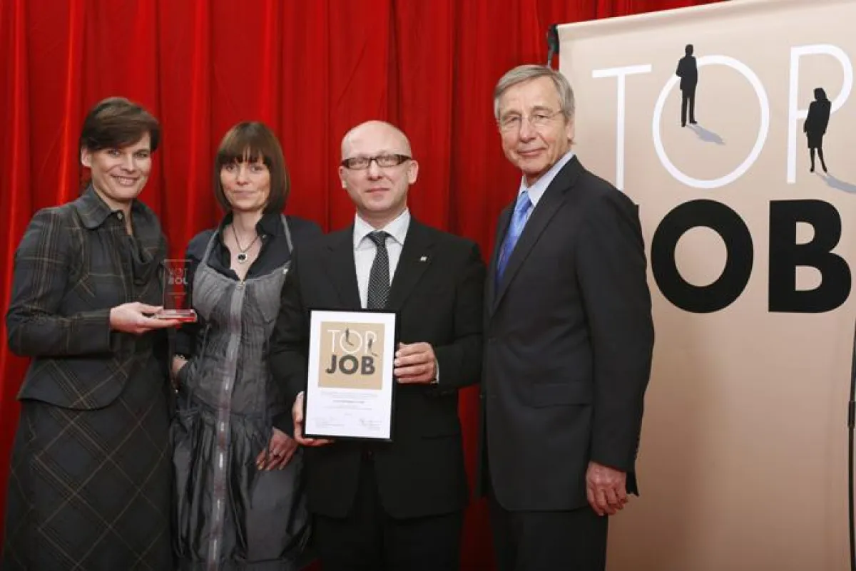 Nahmen die Auszeichnung von Top-Job-Mentor Wolfgang Clement (r.) stolz entgegen:  die Geschäftsleiterinnen Andrea Schlüter und Thekla Jakobi sowie Geschäftsführer Thomas Hans. (v.l.n.r.)