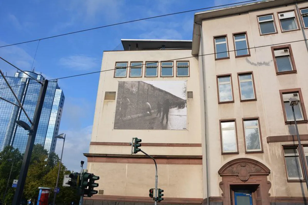 Überdimensionales Foto vom Mauertourismus an der Fassade der FRA-UAS/FRA-UAS