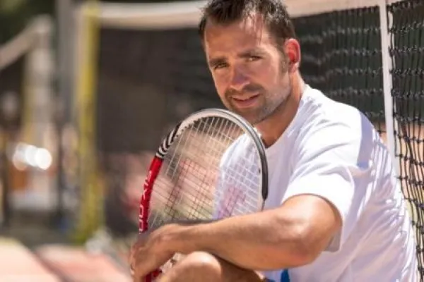 Bild: Nicolas Kiefer wird Markenbotschafter. IOS-Technik und der Tennis-Profi unterzeichnen 2-Jahres-Vertrag.