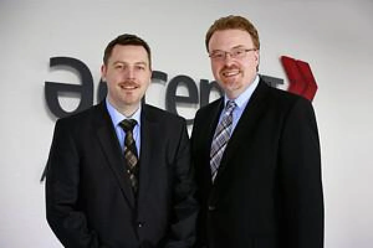 acceptIT-Geschäftsführer Torsten Claus und Stefan Lage freuen sich über 12 Jahre Erfolg