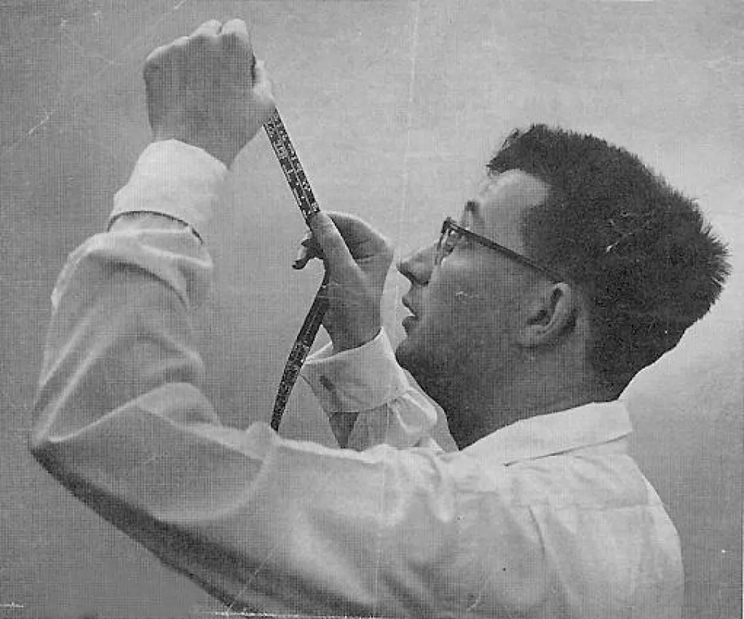 Prof. Dr. hc. mult. Joseph Weizenbaum liest Lochstreifen des Bendix G-15, IL Mare Film