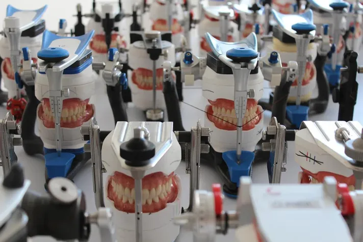 Bild: Der Zahntechnik-Nachwuchs zeigt beim KunstZahnWerk Lehrlings-Wettbewerb 2018 sein Können.