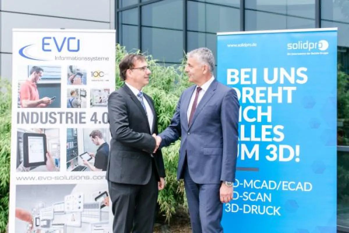 Dipl.-Ing. (FH) Jürgen Widmann (EVO Informationssysteme) (li.) und Werner Meister (Solidpro) (r.)