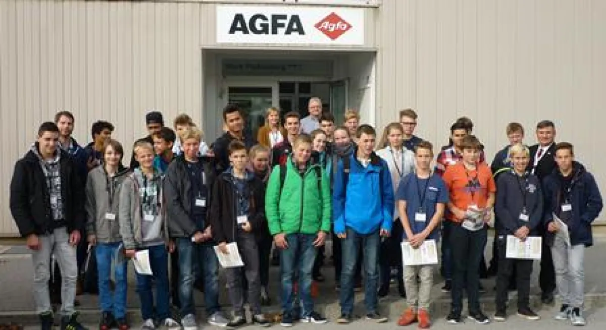 Vor der Werkshalle -Schüler und Schülerinnen gemeinsam mit Werksleiter und Ausbilder
