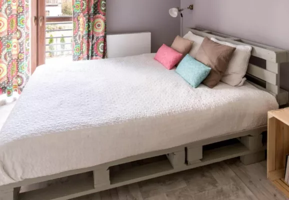 Bild: Palettenbett, Palettenschrank und weitere Möbel aus Europaletten: So geht's