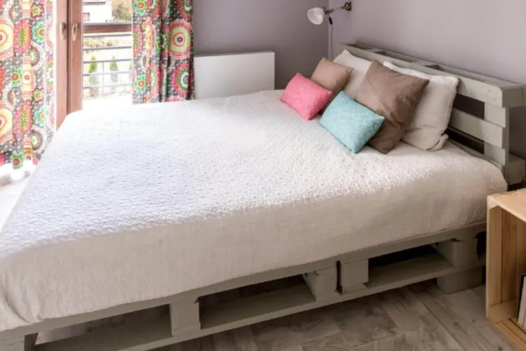 Palettenbett, Palettenschrank und weitere Möbel aus Europaletten: So geht's Bild: Palettenbett, Palettenschrank und weitere Möbel aus Europaletten: So geht's