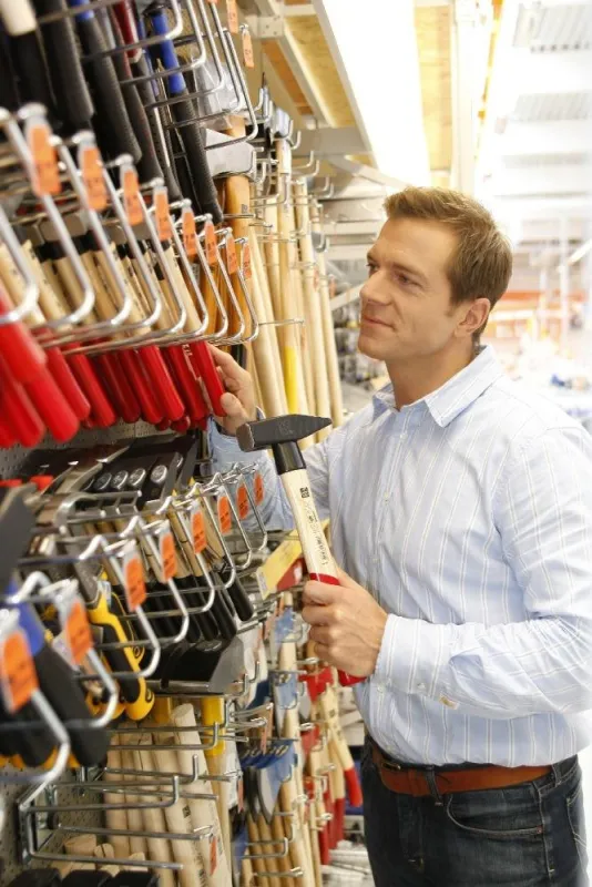Ob Hammer, Universalsäge oder Profi-Bohrmaschine: Generell sollte man bei der Auswahl des Werkzeugs lieber auf Qualität als auf den niedrigsten Preis achten. Bild: tdx/OBI