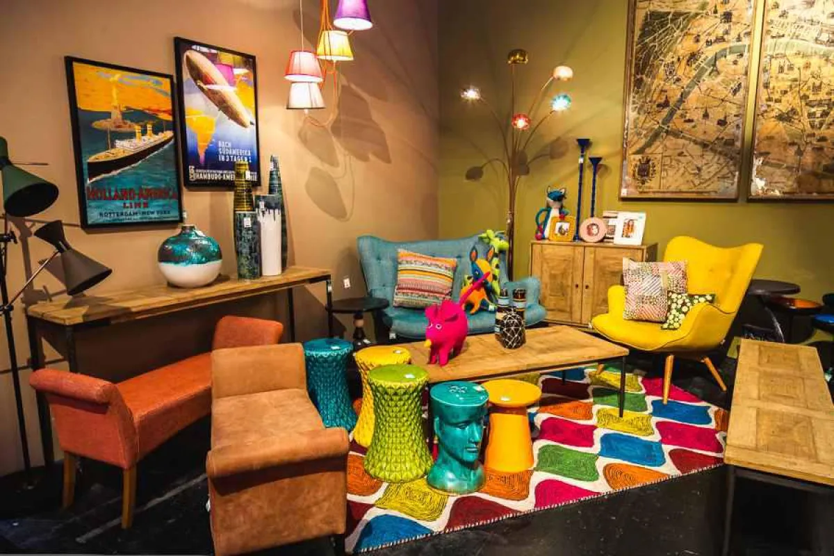 Mit Produktinszenierungen will der stationäre Möbelhandel gegen die Onliner punkten