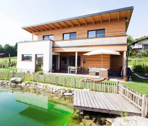 Bild: Dachvorsprung schützt Haus und Bewohner