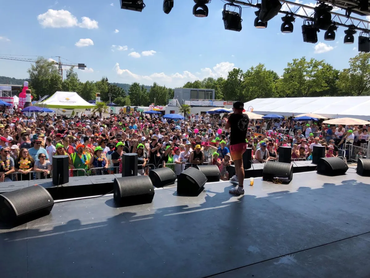 Bild von der Rheingaudi 2018 mit Lorenz Büffel, der das Festival ordentlich einheizte.