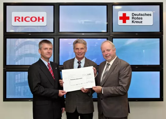Bild: DRK-Landesverbandspräsident Horst Horrmann nimmt 15.000 Euro-Spende von Ricoh Deutschland für Japan entgegen