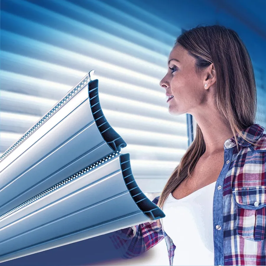 Der neue mikroperforierte Rollladen von RollUp. Moderne Lichtstimmung, hohe Zugfestigkeit.