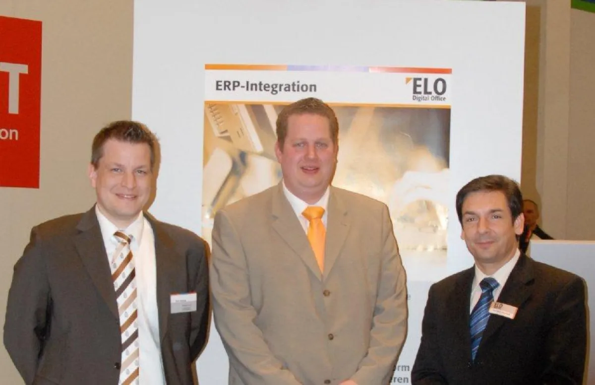 Jens Feuring, Geschäftsführer bei ACTIWARE, Andreas Hinderks, Geschäftsführer bei eBIS und Karl-Heinz Mosbach, Geschäftsführer ELO Digital Office (v.l.n.r.) nach Unterzeichnung der Kooperationsvereinb