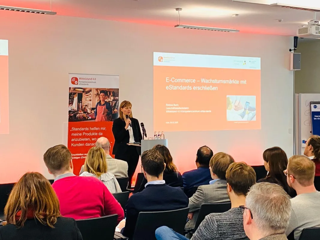 BU 1: Bettina Bartz eröffnet den E-Commerce-Praxistag.