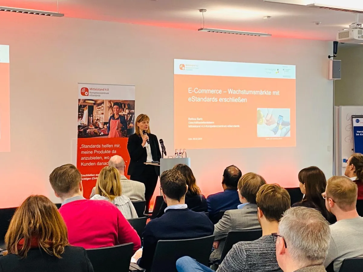 BU 1: Bettina Bartz eröffnet den E-Commerce-Praxistag.
