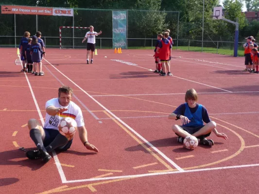 Fußballcamp in Mellingen-Thomas Vogel und Frank Schön bewegen Kinder Bild: Fußballcamp in Mellingen-Thomas Vogel und Frank Schön bewegen Kinder
