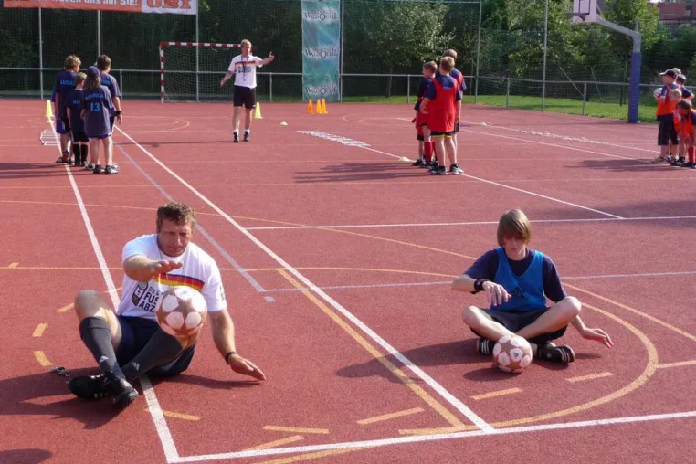 Bild: Fußballcamp in Mellingen-Thomas Vogel und Frank Schön bewegen Kinder