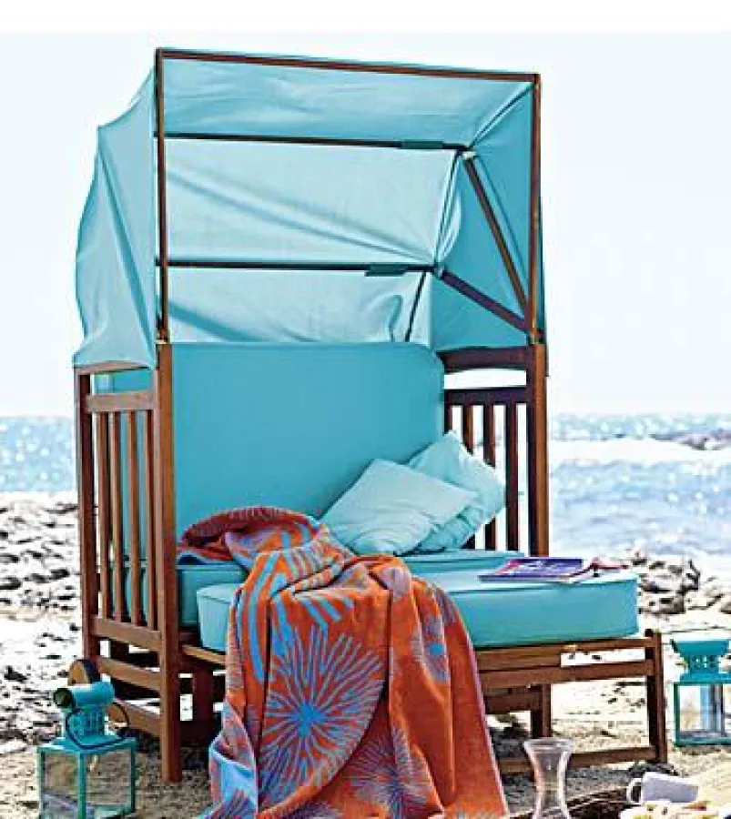 Ein Strandkorb mit Rädern. Exklusive Mobilität am Strand oder im Garten
