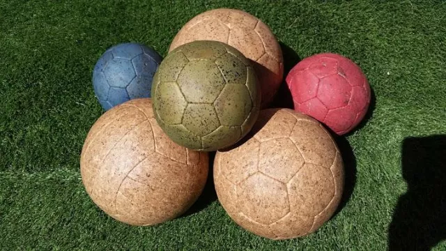 Bild: Fußbälle, Handbälle und Volleybälle aus veganer Korkleder