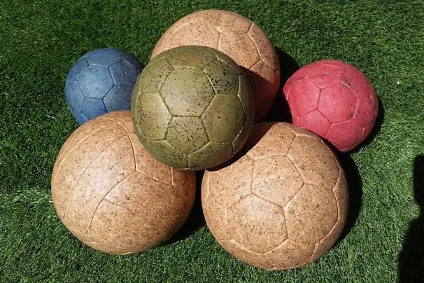 Fußbälle, Handbälle und Volleybälle aus veganer Korkleder Bild: Fußbälle, Handbälle und Volleybälle aus veganer Korkleder