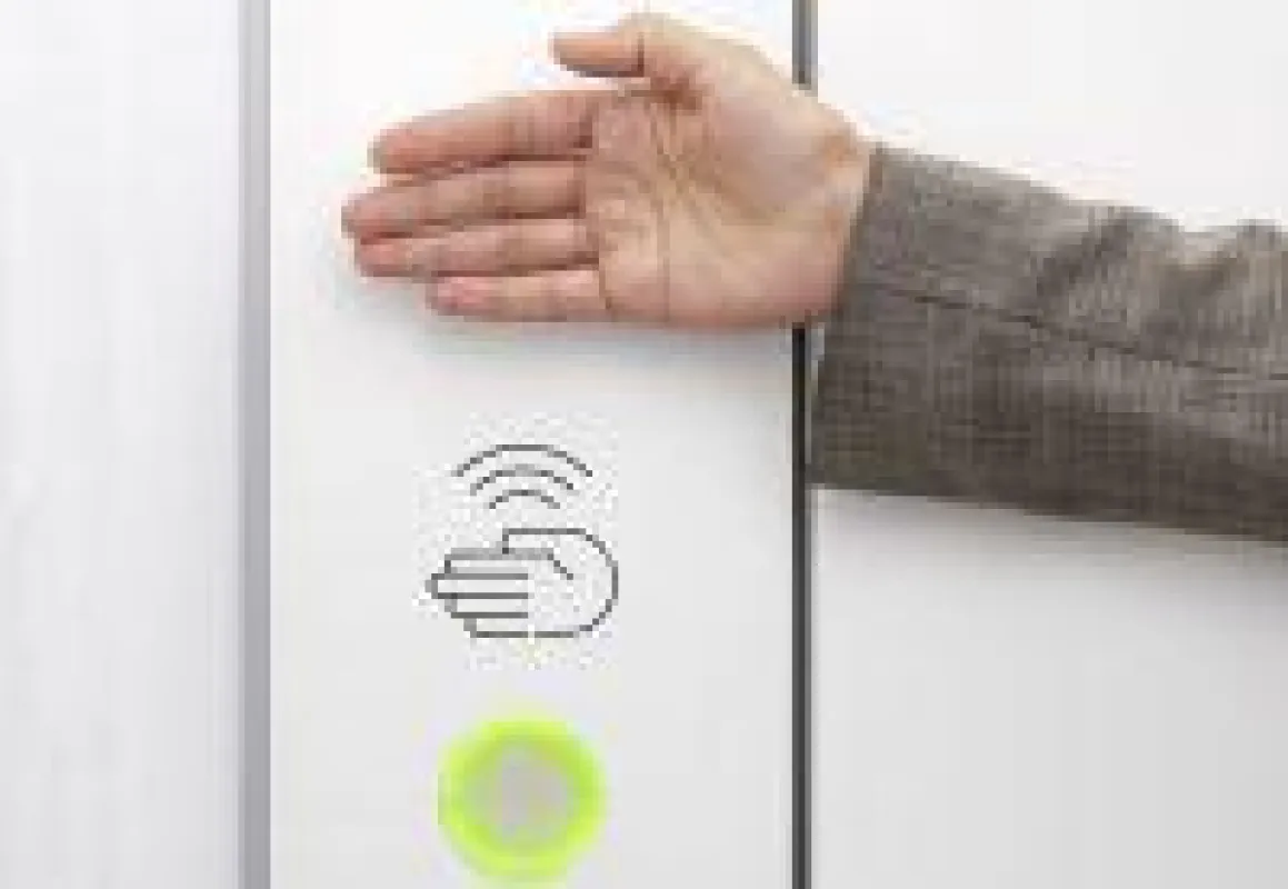Über einen Sensor kann die WC-Tür ohne Kontakt ver- und entriegelt werden. (Foto: Schäfer Trennwandsysteme)