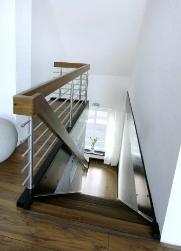Bild: Für einen gelungenen Auftritt - neue Nussbaumtreppe mit Reling aus Edelstahl