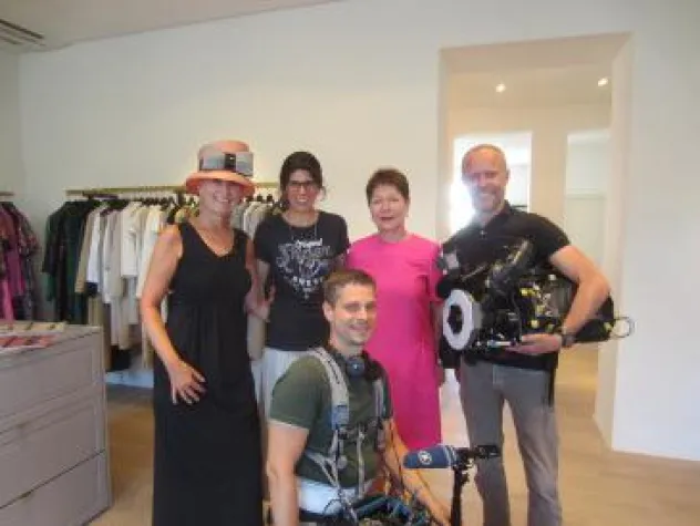 Bild: ARD "Brisant"-Team mit Personal-Shopperin Sonja Grau in München unterwegs