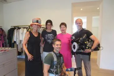 Bild: ARD "Brisant"-Team mit Personal-Shopperin Sonja Grau in München unterwegs