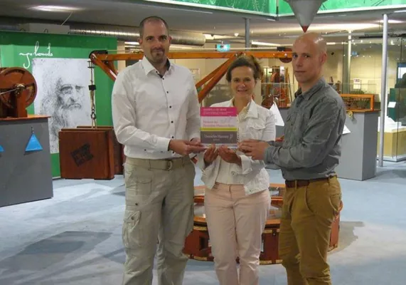 Bild: Deutsches Museum Bonn bedankt sich bei amcm für Mitgliedschaft im Förderverein WISSENschaf(f)t SPASS