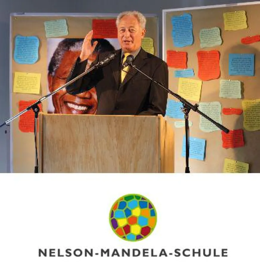 Schulleiter Bodo Giese begrüßt die Gäste der Feierstunde