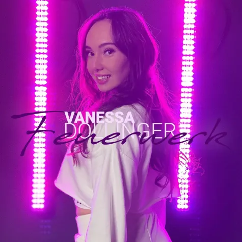 Bild: Vanessa Dollinger zündet ihr Feuerwerk