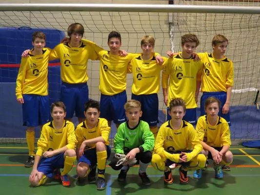 Bild: C-Jugend des VfL Bad Schwartau präsentiert die neuen Trikots beim eigenen Hallenturnier