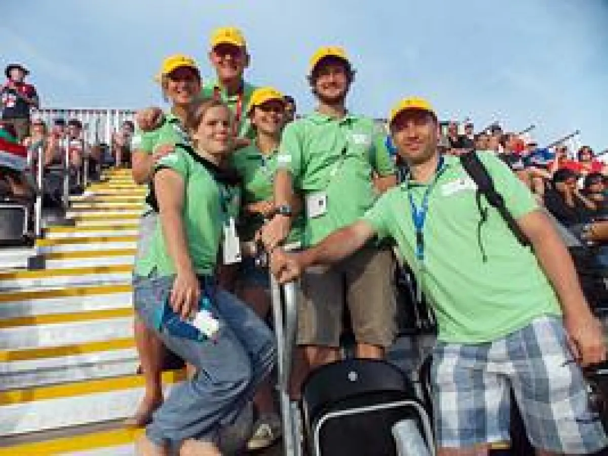 Ein Teil der TU-Studierenden unter den Zuschauern beim Modernen Fünfkampf (v.l.n.r.): Katharina Grub