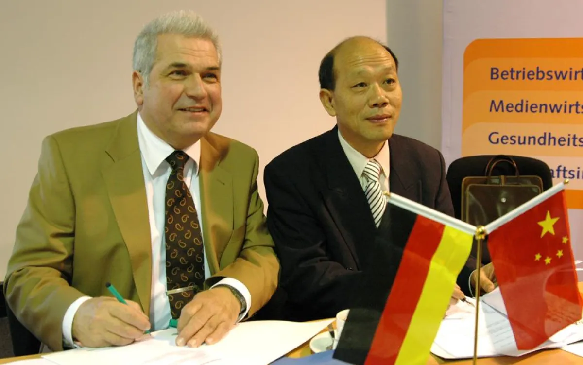 Die Unterzeichnung der Kooperationsverträge zwischen der FHM im Dezember 2004 bildete den Auftakt für die Entwicklung des ersten deutsch-chinesischen Bachelor-Studiengangs im Bereich Betriebswirtschaf