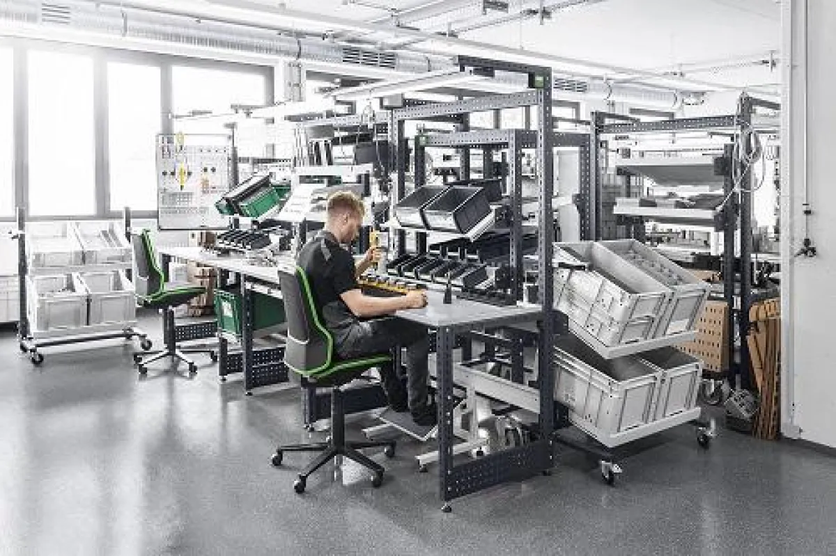 Das modulare avero Arbeitsplatzsystem bei der Firma Saier.