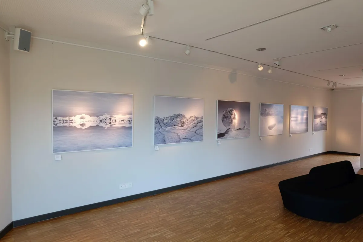 Eine Ausstellung, wie diese von Tom Jakobi – Into the Light - zu realisieren, ist viel Arbeit.