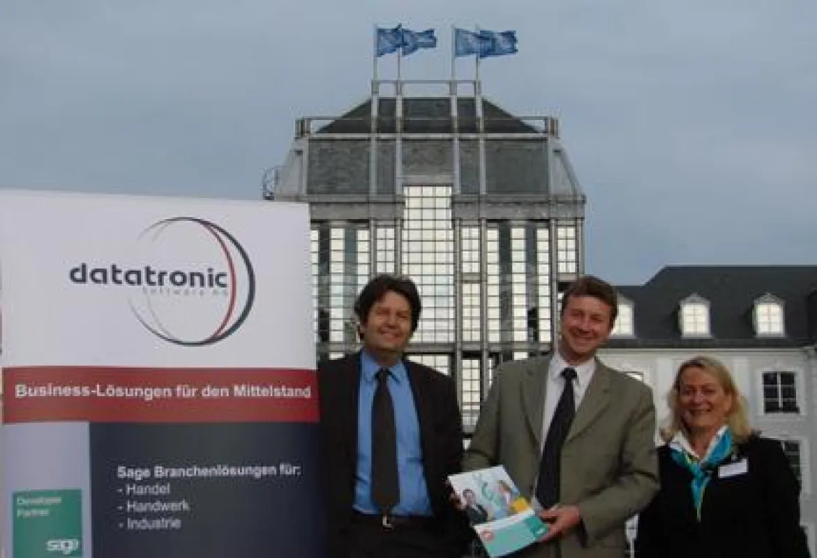 (v.l.): Ralf Hahn, Geschäftsführer der Datatronic Software AG; Oliver Elz, Key-Account-Manager bei Sage Software; Jutta Roth, Filialleiterin Saarbrücken