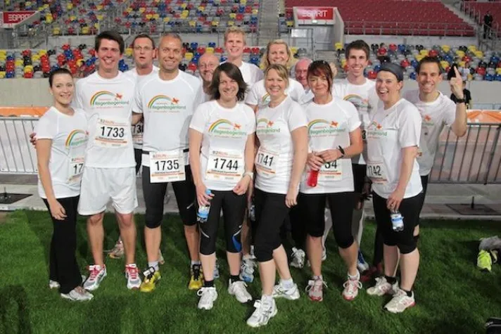 Bild: Das Kinderhospiz Regenbogenland erhält eine Spende von B2RUN in Höhe von 7.000 Euro