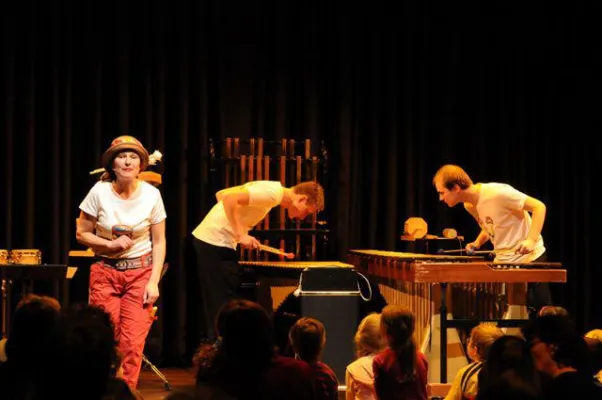 Bild: mini.musiks Konzert „Anatol, der Trommeltroll“ nimmt Münchner Kinder mit auf eine klangvolle Reise