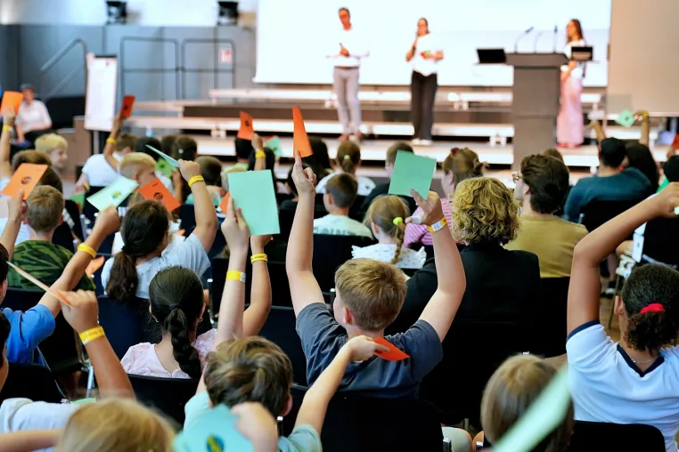 Bild: Demokratie mit den Kinderparlamenten erleben