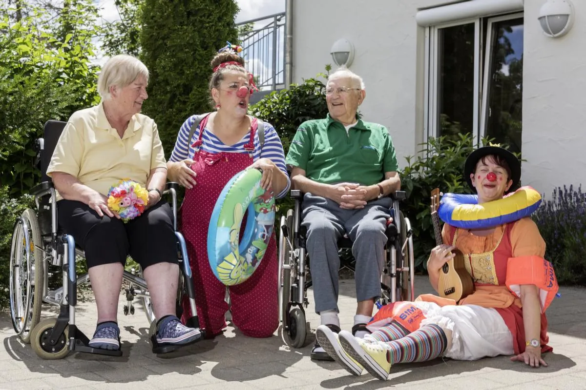Besuch von Therapieclowns im Seniorenzentrum der Zieglerschen