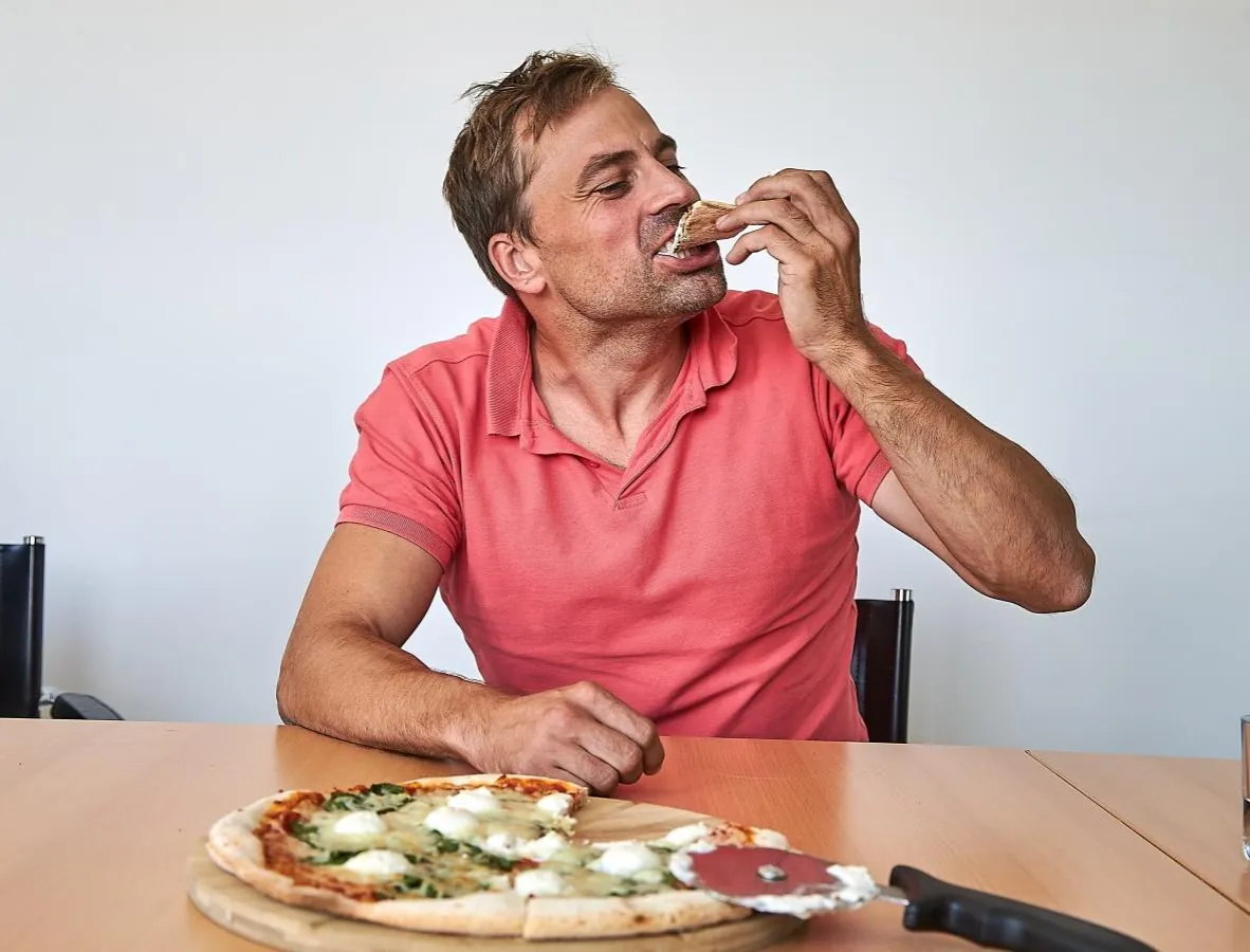 Christoph Schramm ist von den Gustavo-Gusto-Tiefkühlpizzen begeistert