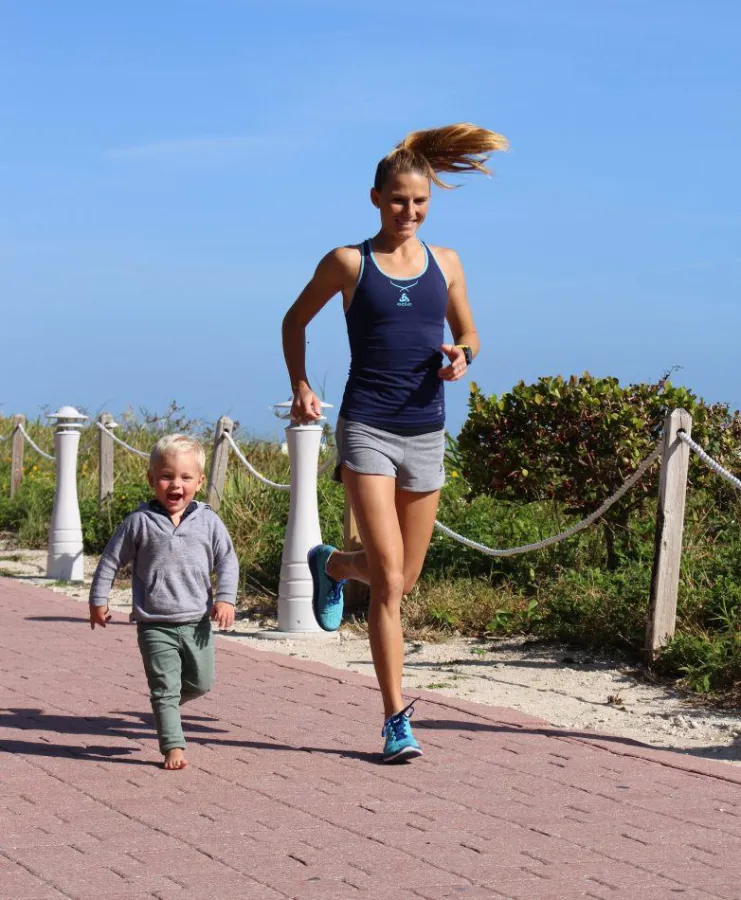 Laufbegeisterung pur: links Ingalena Schömburg-Heuck mit ihrem zweijährigen Sohn (Foto: privat).